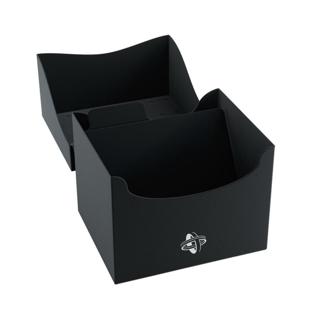 Una caja para baraja negra abierta con un logo blanco en el frente sobre un fondo blanco.