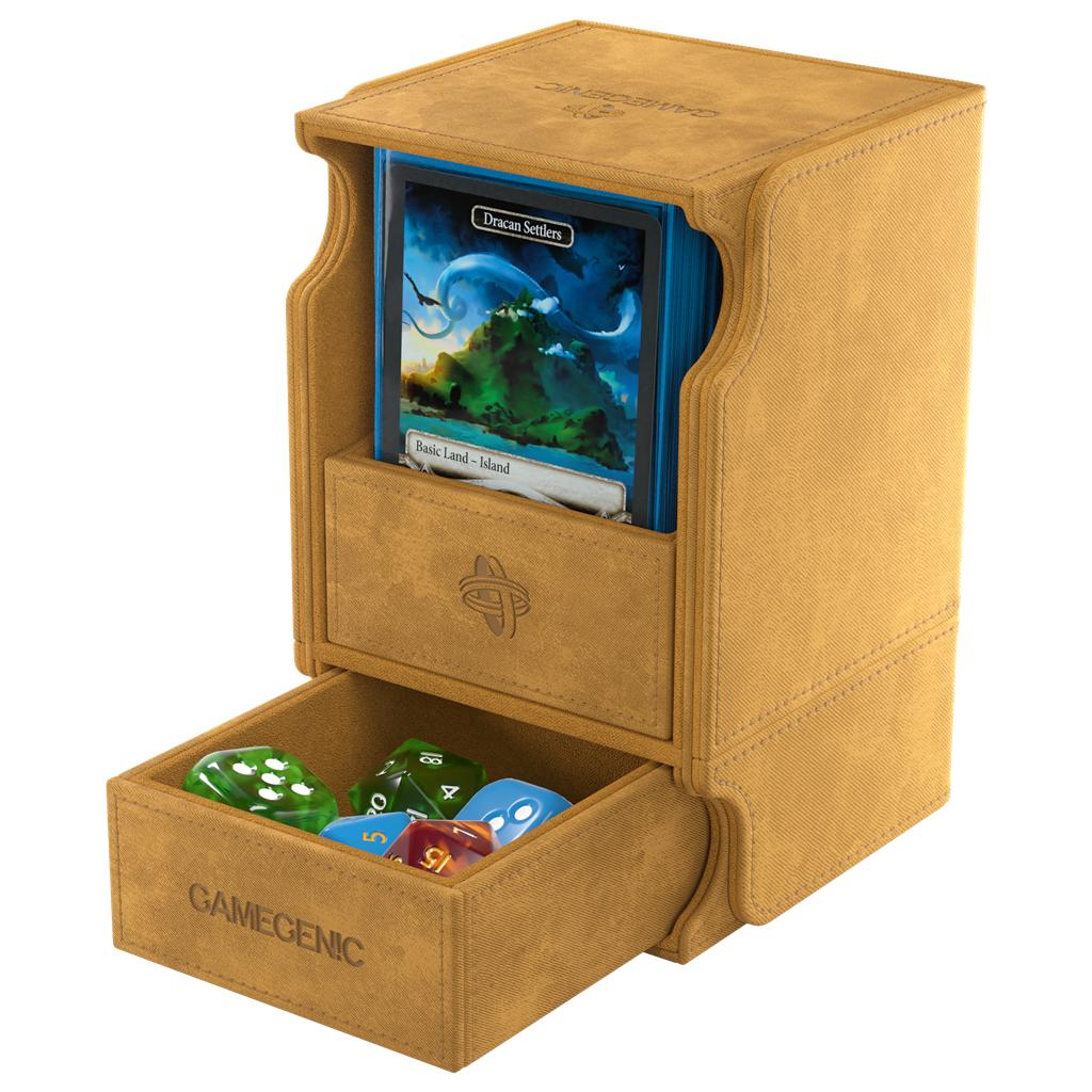 Caja de cartas amarilla que contiene naipes con dados coloridos dentro del cajón.