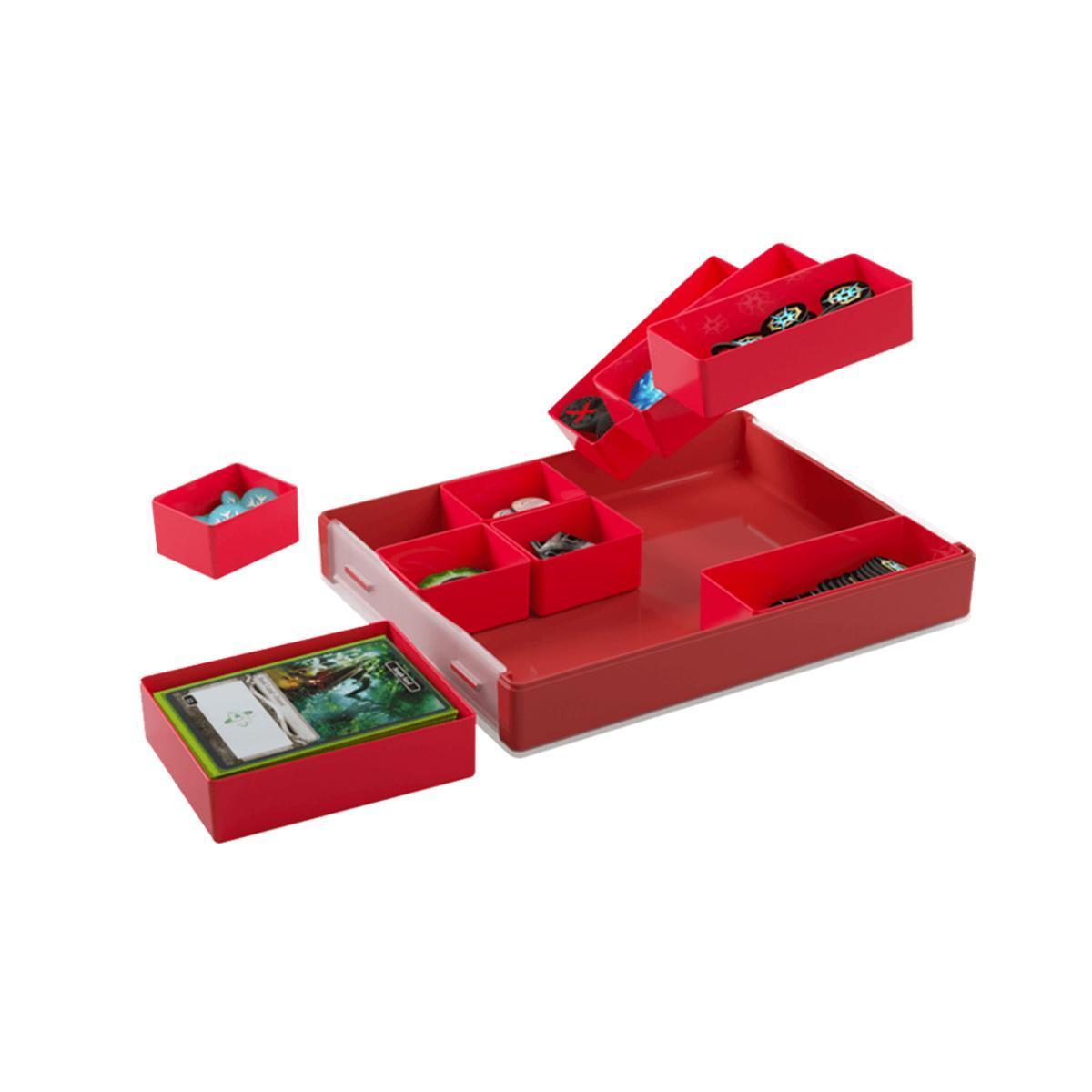 Soportes de plástico rojo para cartas de juego con múltiples compartimentos para cartas y accesorios, sobre fondo blanco.