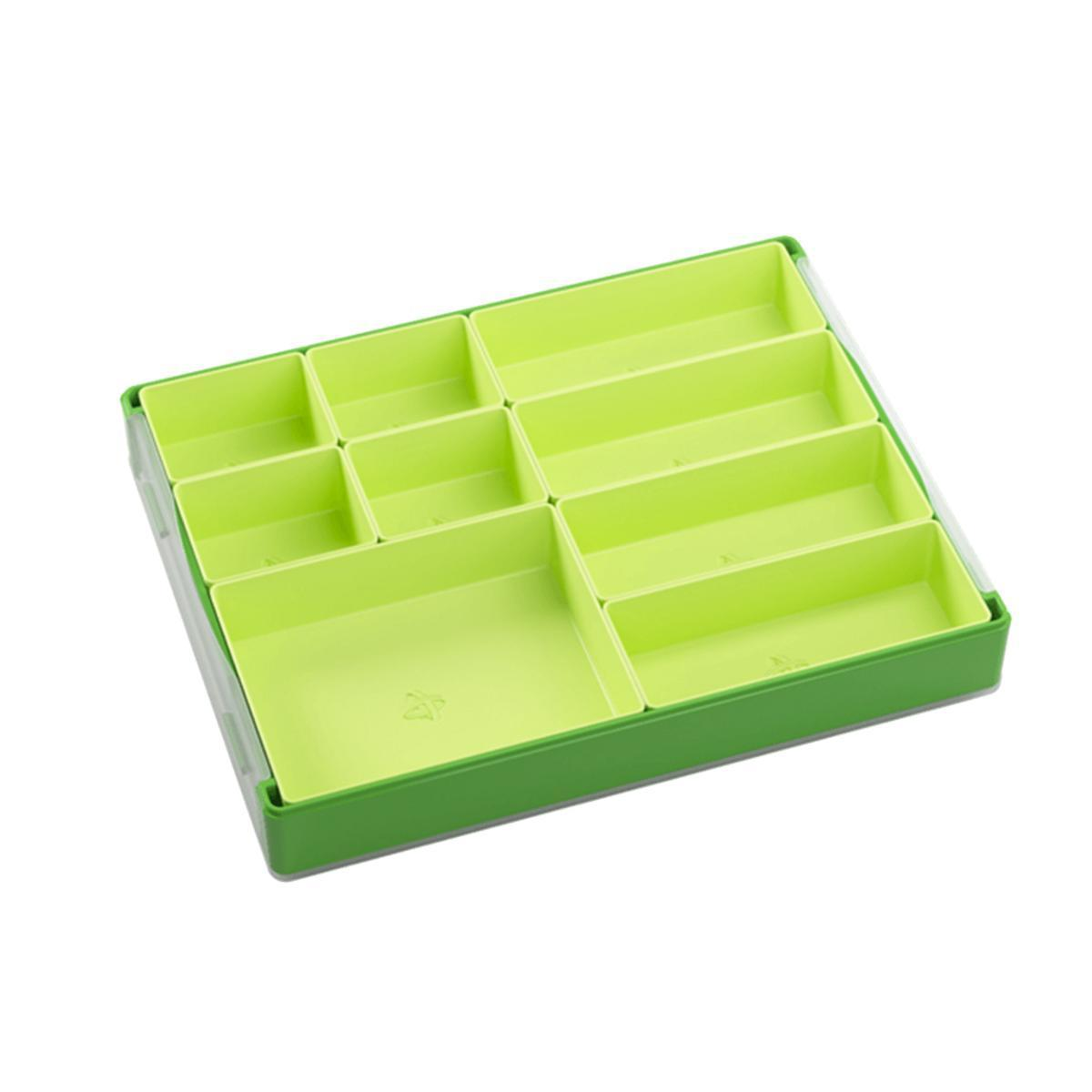 Un organizador rectangular verde con múltiples compartimentos de varios tamaños sobre fondo blanco.
