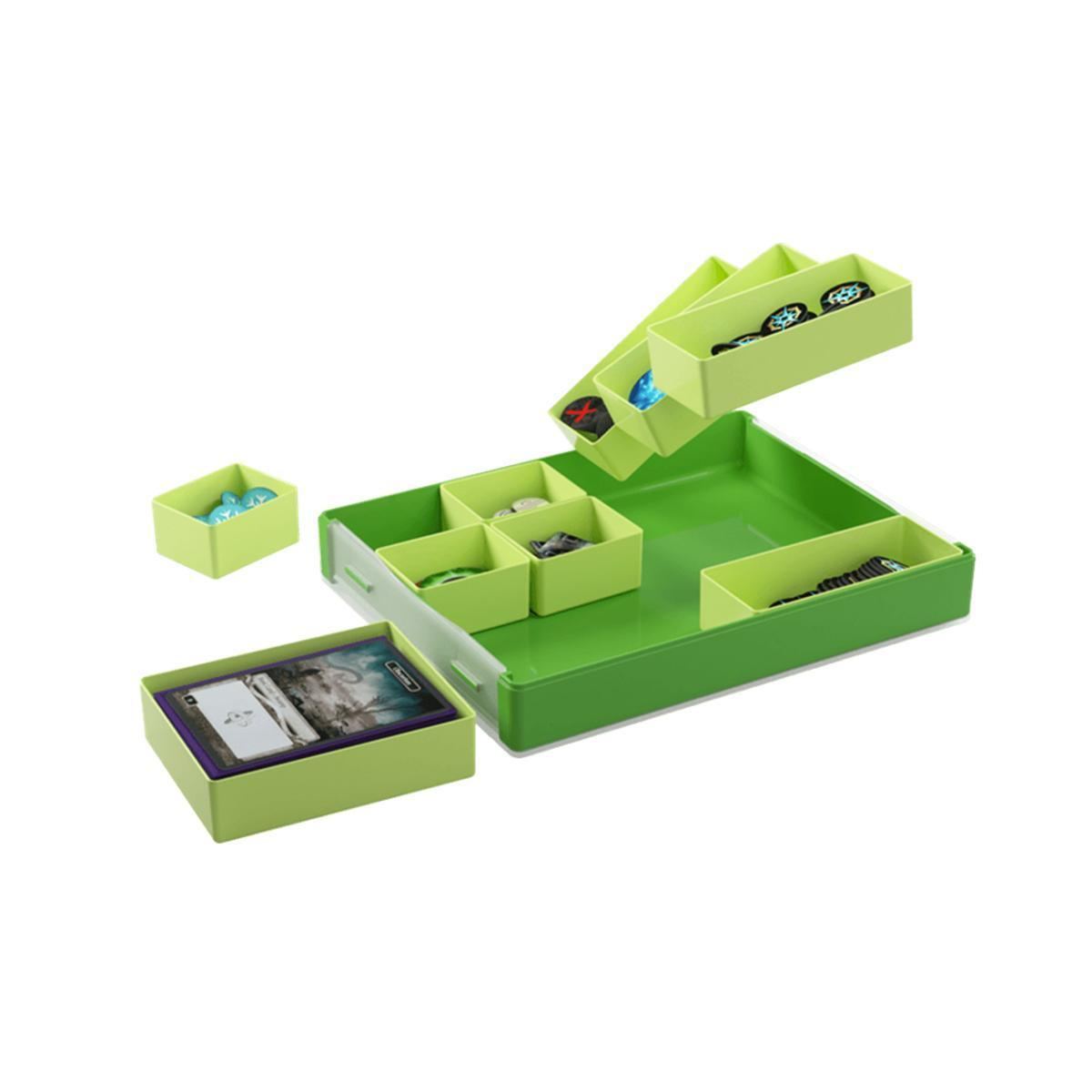 Organizador modular verde para juegos de mesa con bandejas apiladas que contienen cartas y fichas.