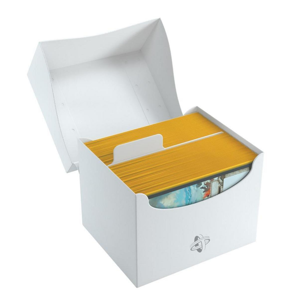 Una caja de tarjetas blanca abierta llena de tarjetas amarillas sobre un fondo blanco.
