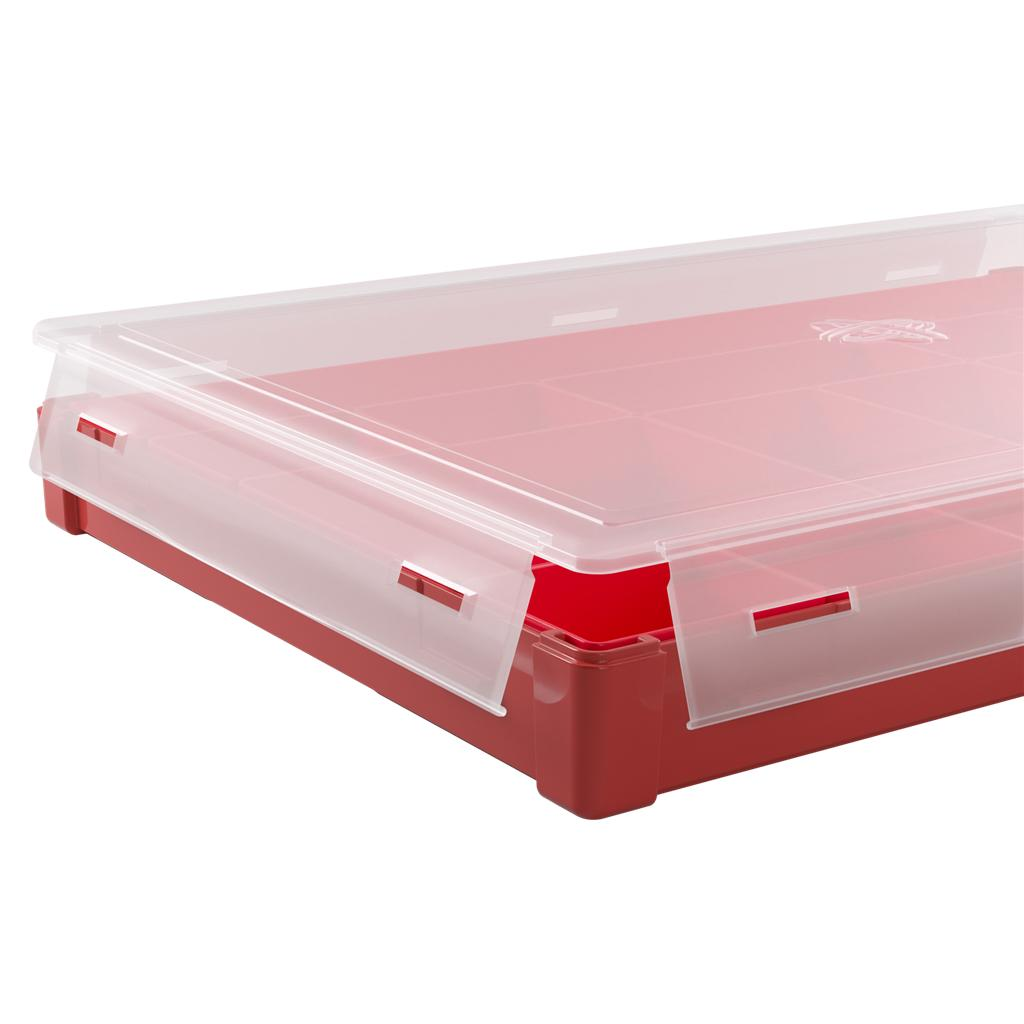 Contenedor de almacenamiento de plástico rojo con tapa transparente y clips de cierre sobre fondo blanco.