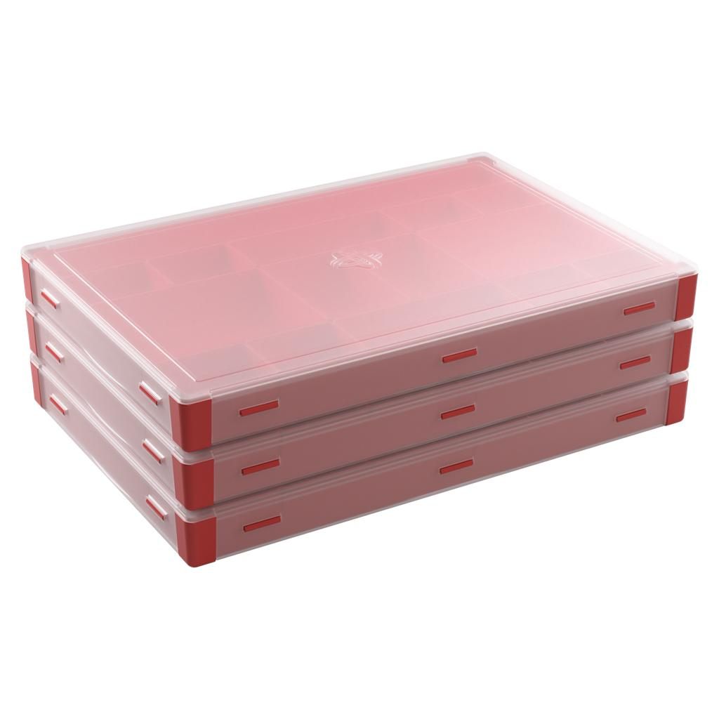 Tres cajas de almacenamiento rojas semitransparentes apiladas con tapas transparentes sobre fondo blanco.