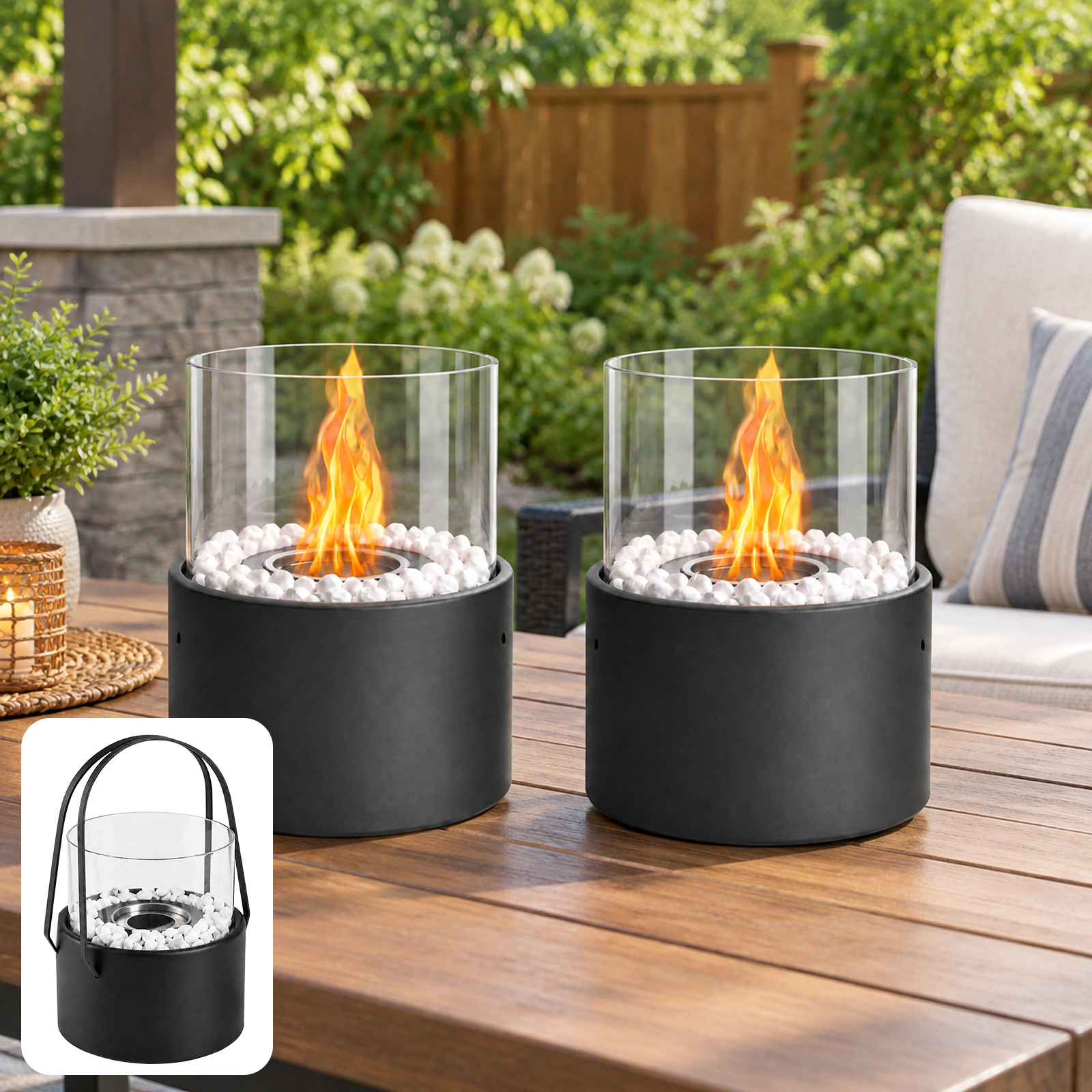 Zwei kleine Tischkamine mit Glaszylindern und Flammen stehen auf einem Holztisch im Garten.