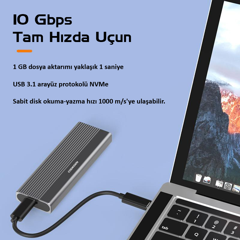 Gri renkli SSD sabit disk, kabloyla bir dizüstü bilgisayara bağlı, turkuaz arka plan ve metin eşliğinde.