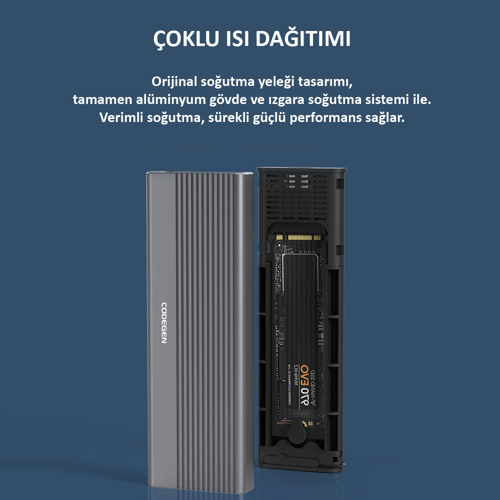 Mavi arka plan önünde alüminyum gövdeli ve açık iç tasarımlı gri SSD kutusu.