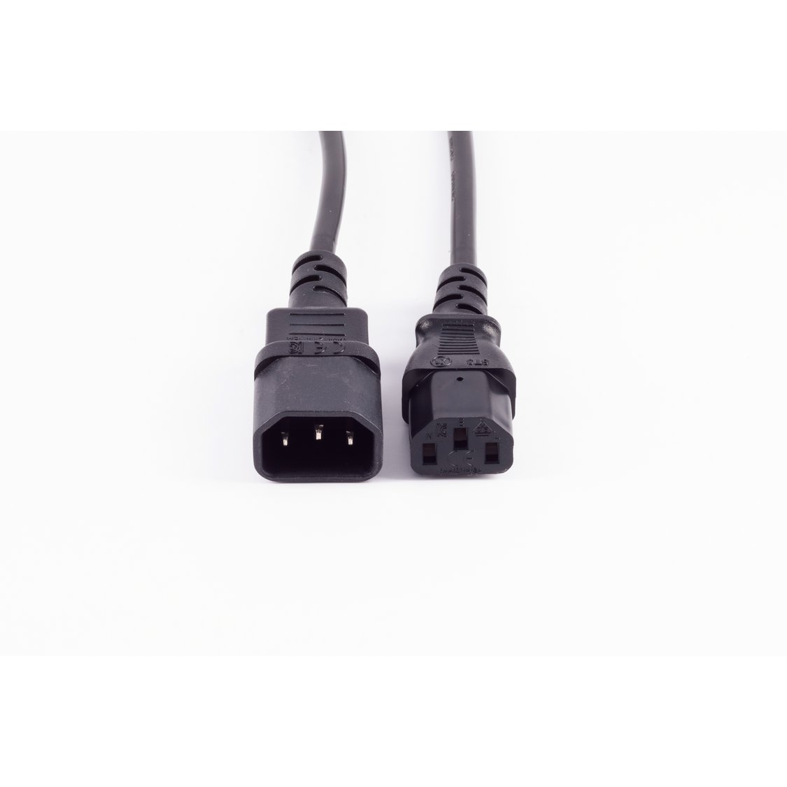 Zwei schwarze Netzkabel mit Stecker und Buchse vor weißem Hintergrund.