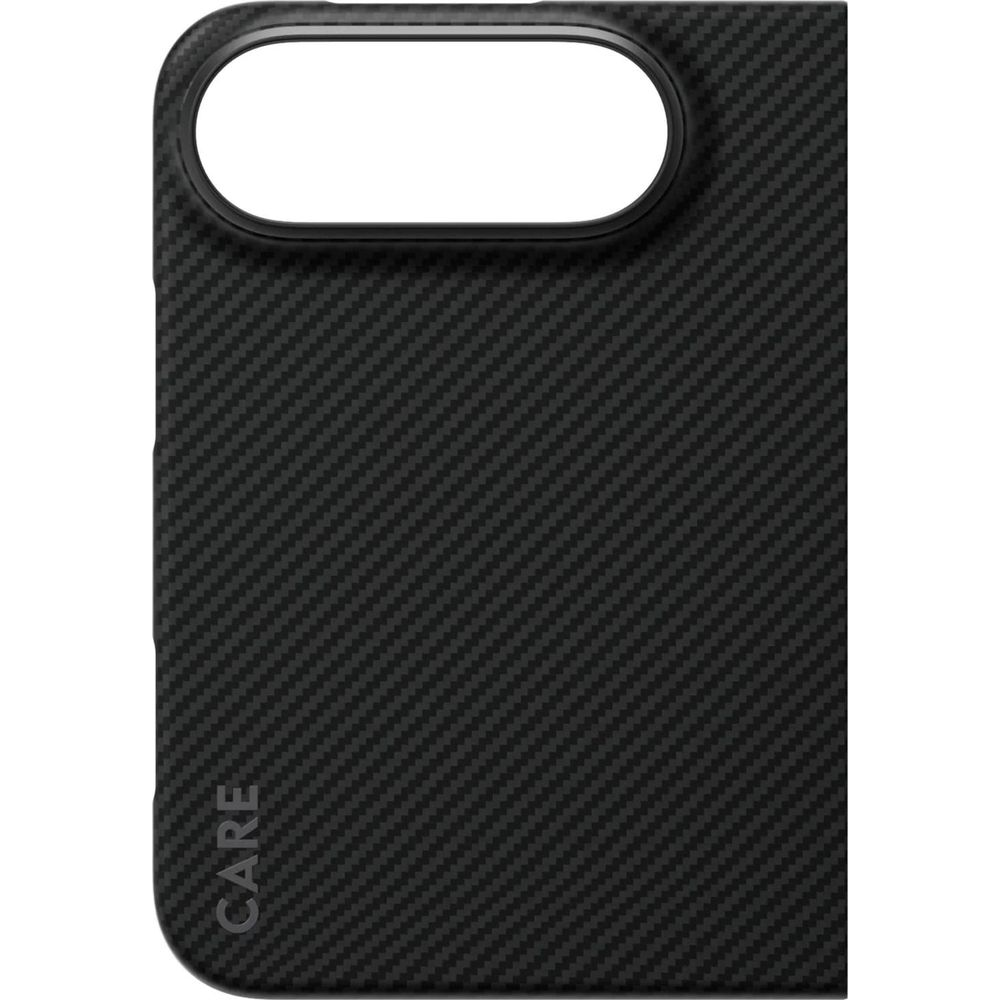 Kamera kesikli ve CARE logolu siyah karbon fiber telefon kılıfı.