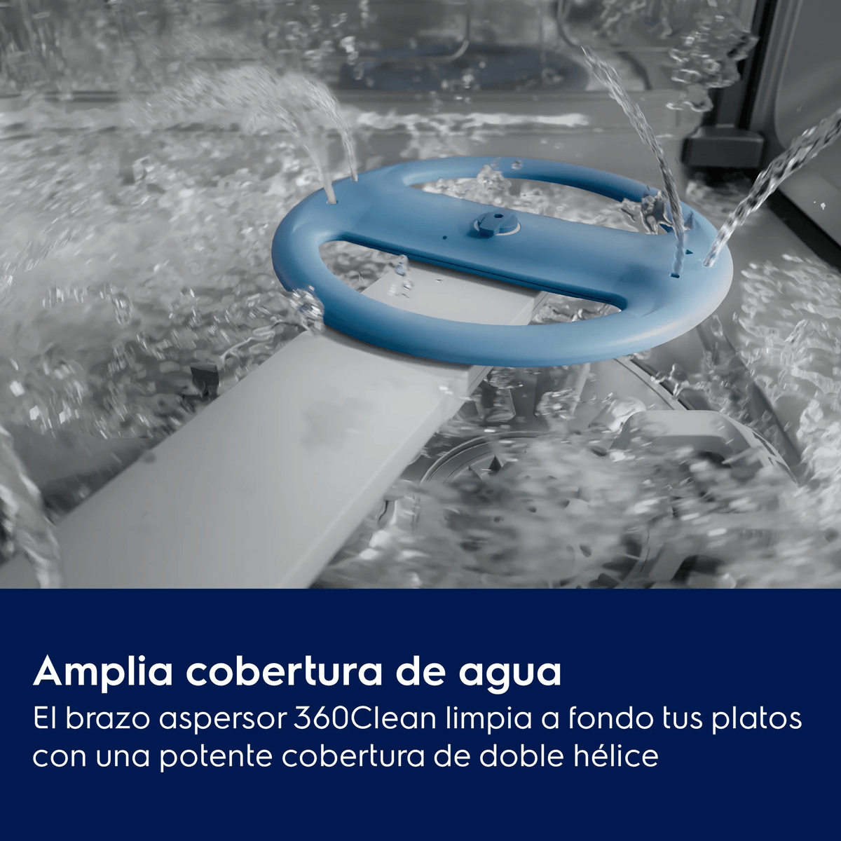Un brazo aspersor azul de lavavajillas rociando agua en el interior con texto superpuesto.