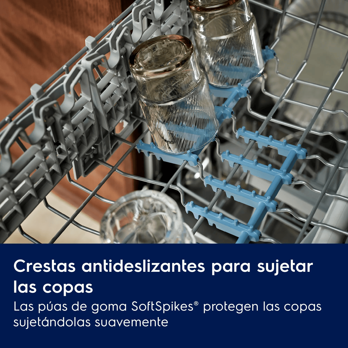 Copas en un lavavajillas sujetadas suavemente por púas de silicona azul.