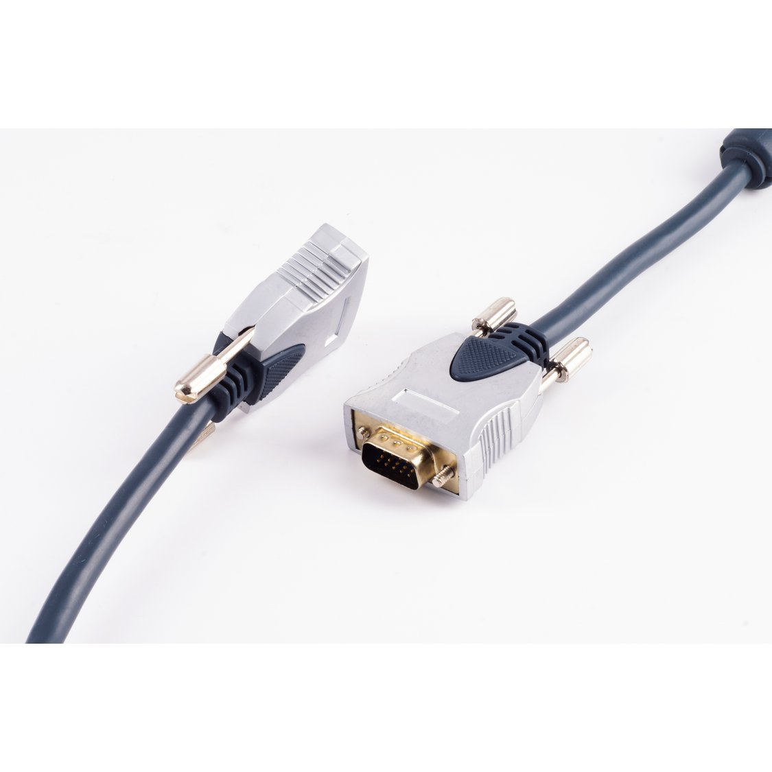 Zwei VGA-Kabel mit grauen Steckern und goldenen Pins liegen auf weißem Hintergrund.