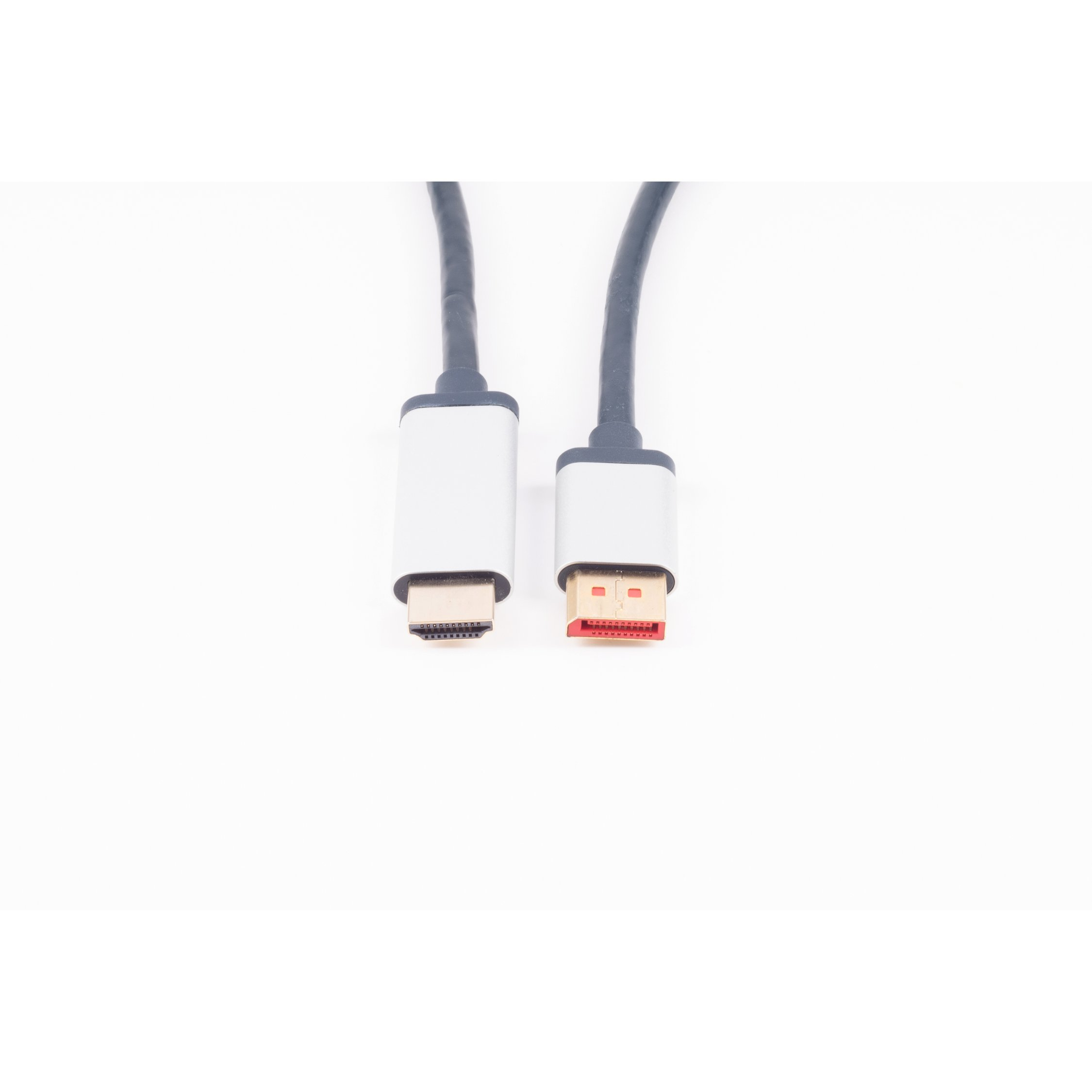 Zwei graue Kabel mit silbernen Steckern und goldenen Kontakten vor weißem Hintergrund.