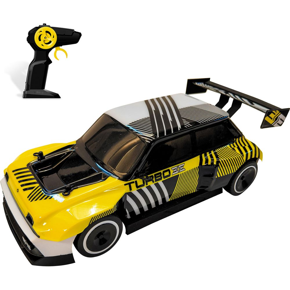 Une voiture RC jaune et noire avec un toit blanc, un grand aileron arrière et une télécommande sur fond blanc.