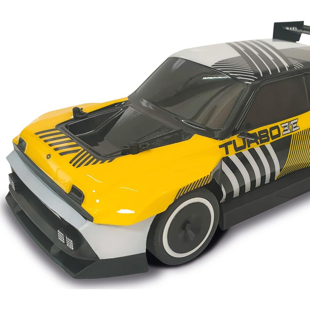 Une voiture radiocommandée jaune et noire avec des motifs sur le toit sur fond blanc.