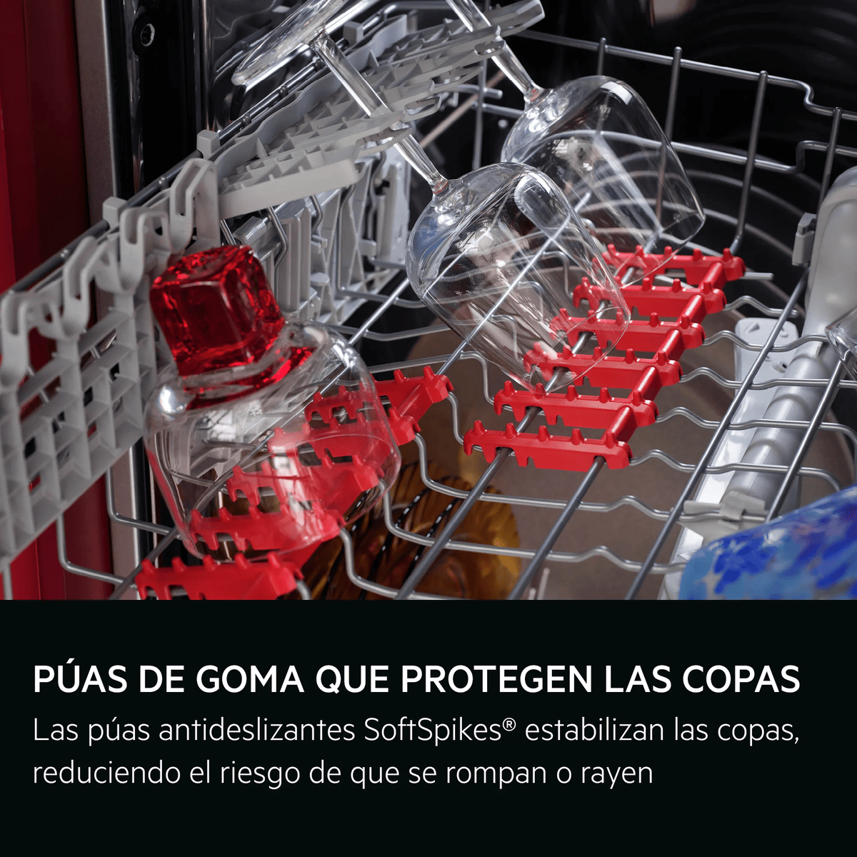 Copas de vino en el lavavajillas con púas de silicona rojas.