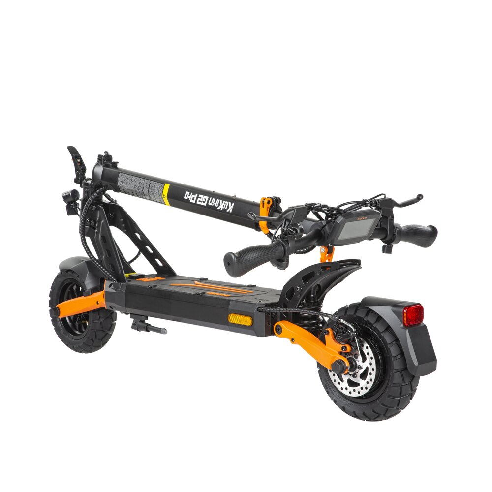 Egy fekete-narancssárga elektromos roller lehajtott kormánnyal, fehér háttér előtt.
