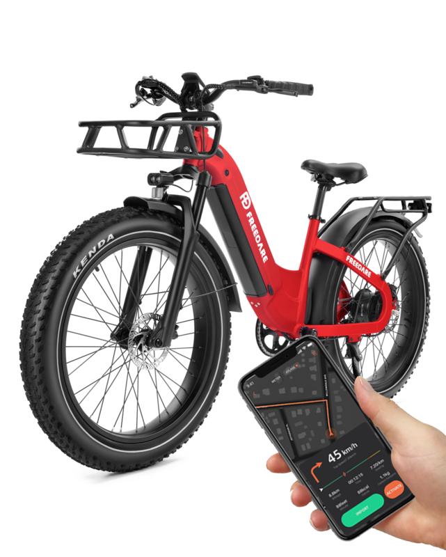 Czerwony rower elektryczny z grubymi oponami, bagażnikiem i dłonią trzymającą telefon z nawigacją.