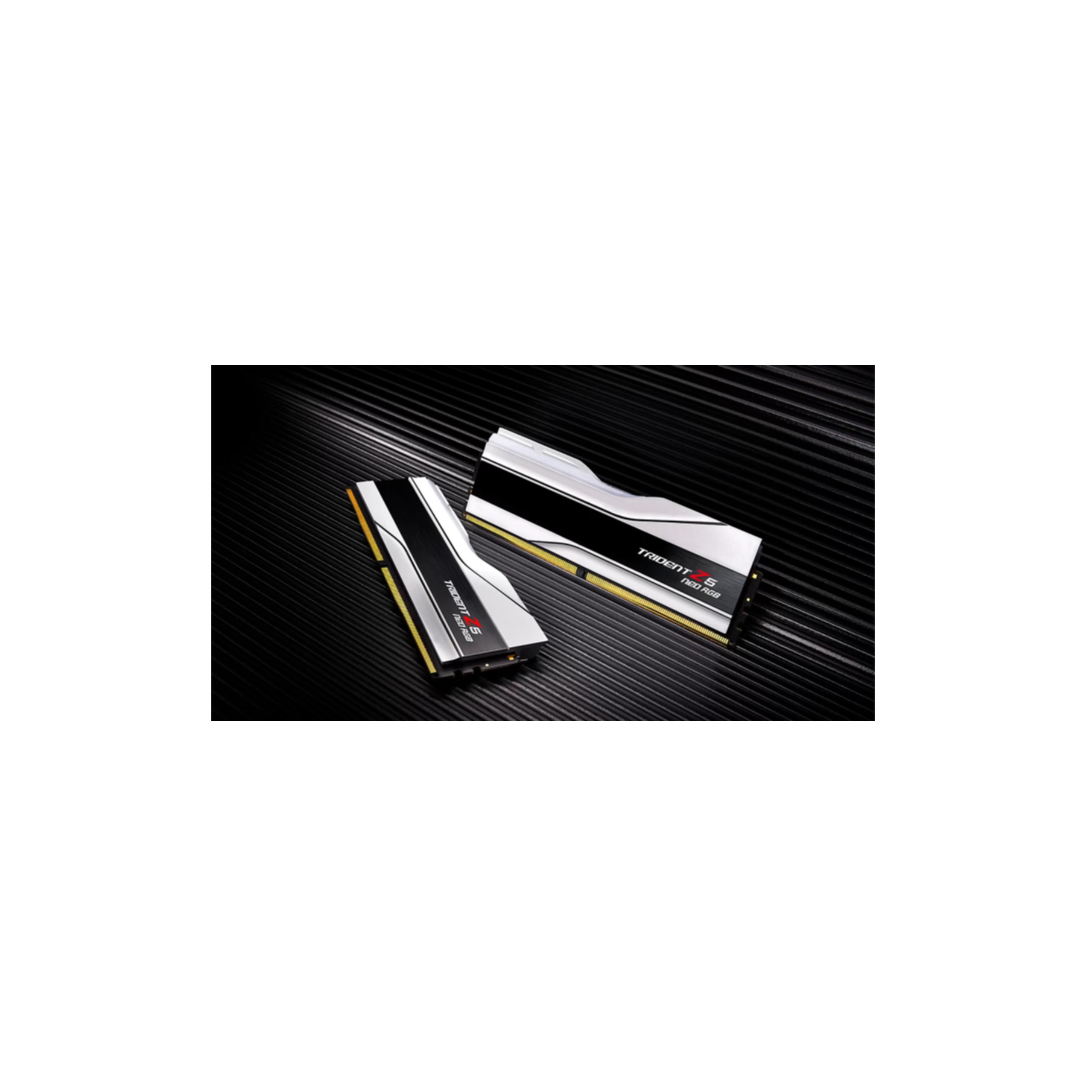 Due moduli RAM G.SKILL Trident Z5 Neo RGB giacciono su una superficie scura.