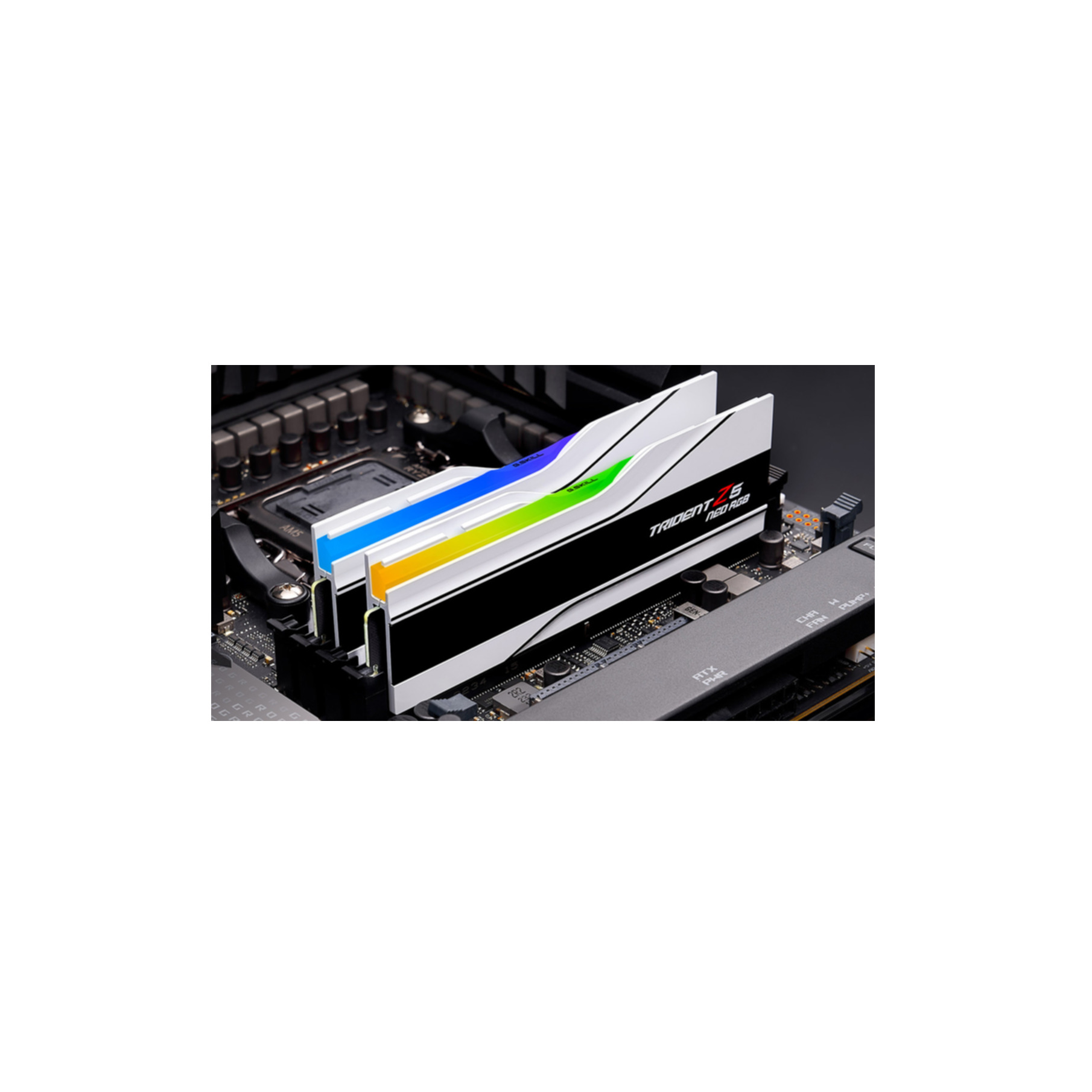 Due moduli RAM RGB con dissipatori bianchi e illuminazione blu, verde e gialla su una scheda madre.