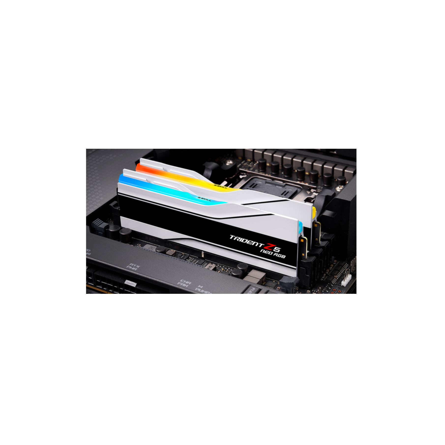 Due moduli RAM Trident Z5 Neo RGB bianchi installati in slot neri.