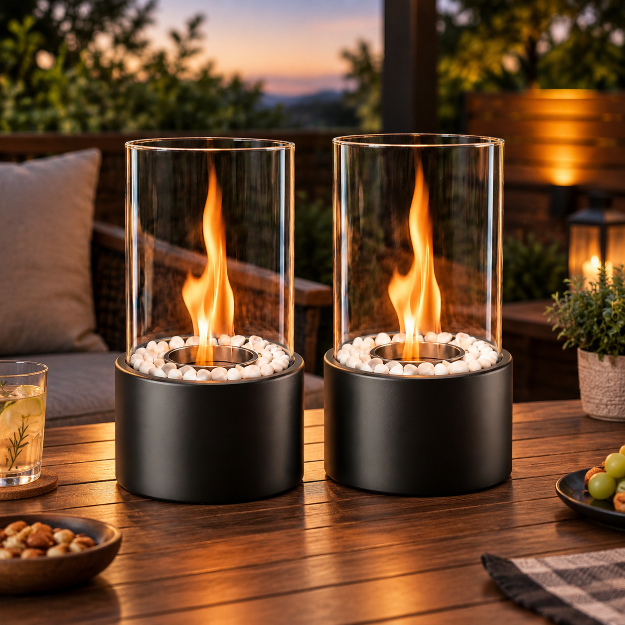 Zwei moderne Tischkamine mit Glaszylinder und Flammen auf einem Holztisch im Freien.