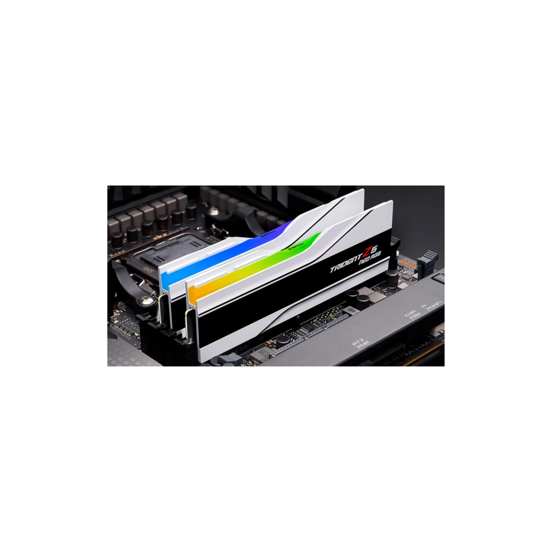 Due moduli RAM Trident Z5 Neo RGB bianchi e neri con accenti LED luminosi su una scheda madre.
