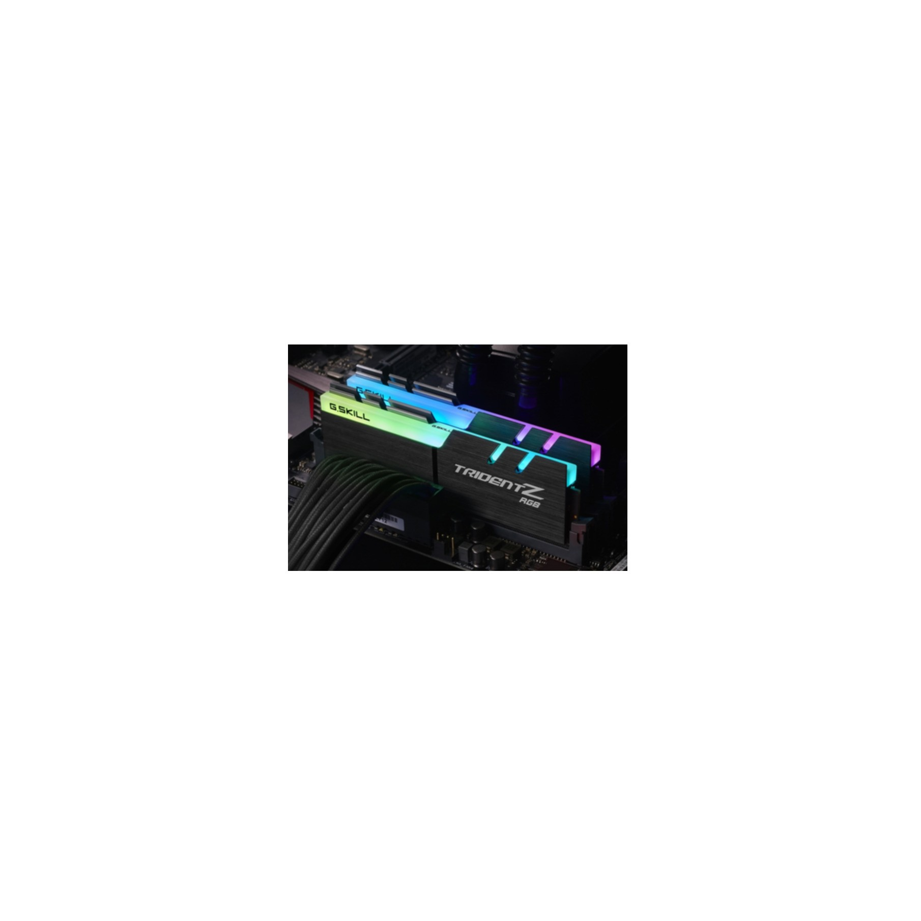Banchi RAM G.SKILL Trident Z RGB con illuminazione colorata su scheda madre.