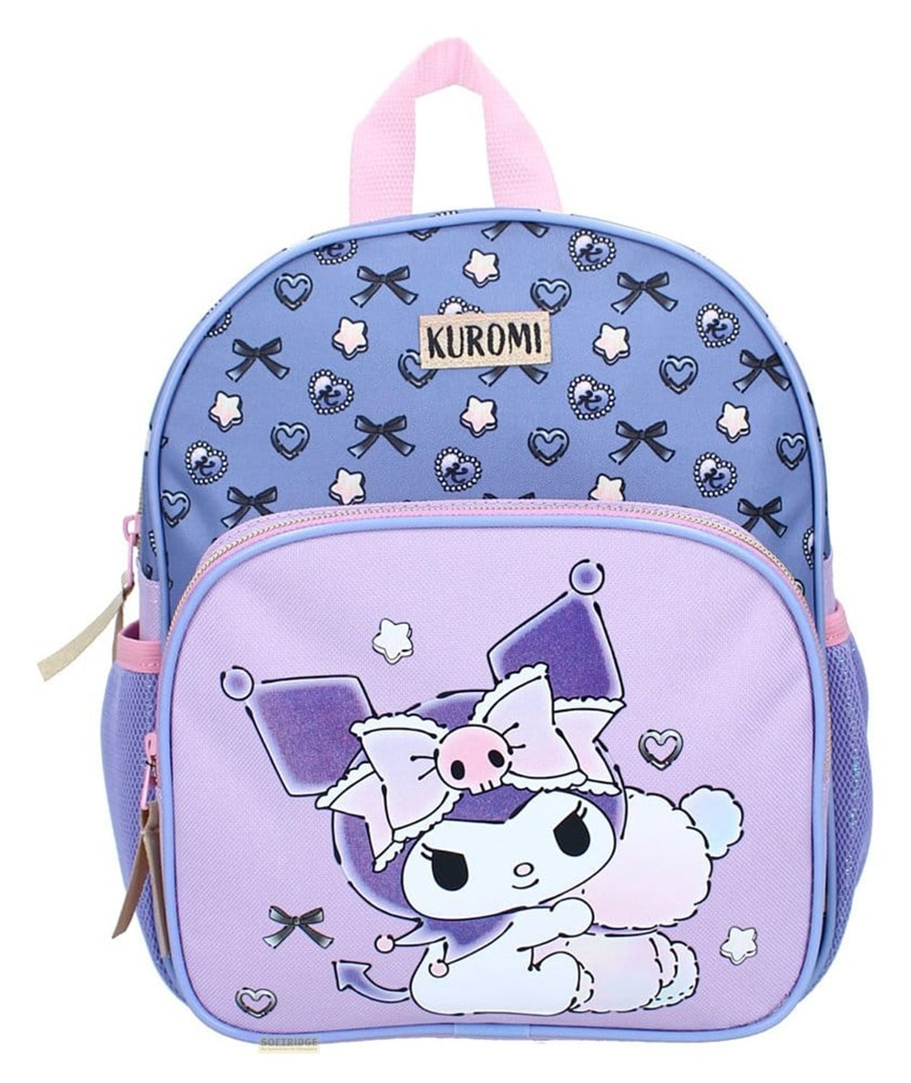 Una mochila morada de Kuromi con patrones de lazos y corazones y un gráfico de Kuromi en el bolsillo frontal.