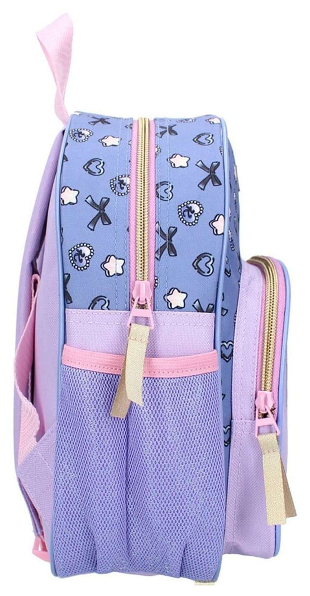 Vista lateral de una mochila morada con patrones, cremalleras doradas y un bolsillo lateral de malla.