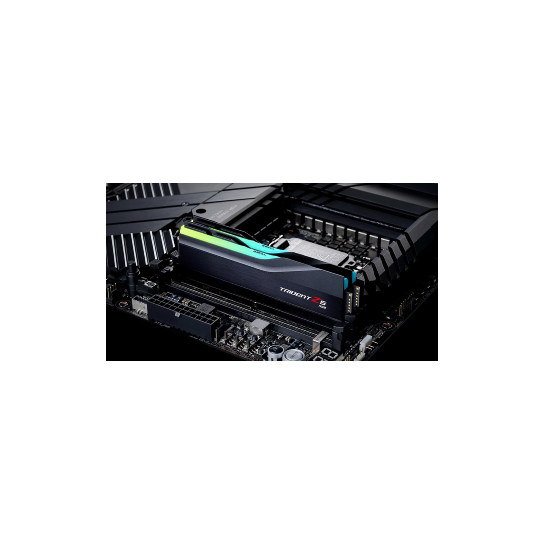 Moduly pamieci RAM Trident Z5 RGB zainstalowane na plycie glownej.