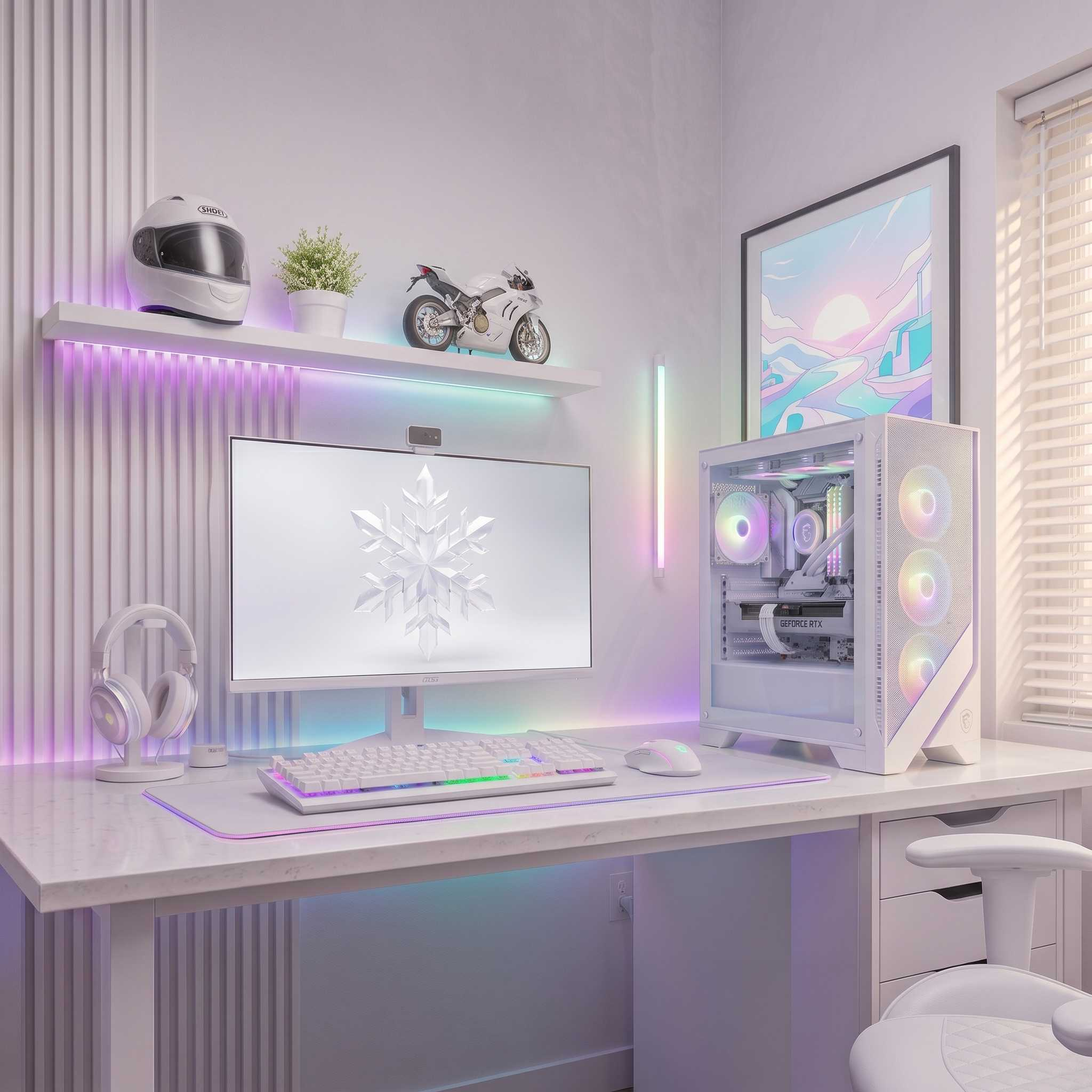 Ein weißer Gaming-Schreibtisch mit PC, Monitor, Tastatur und sanfter LED-Beleuchtung in einem hellen Zimmer.