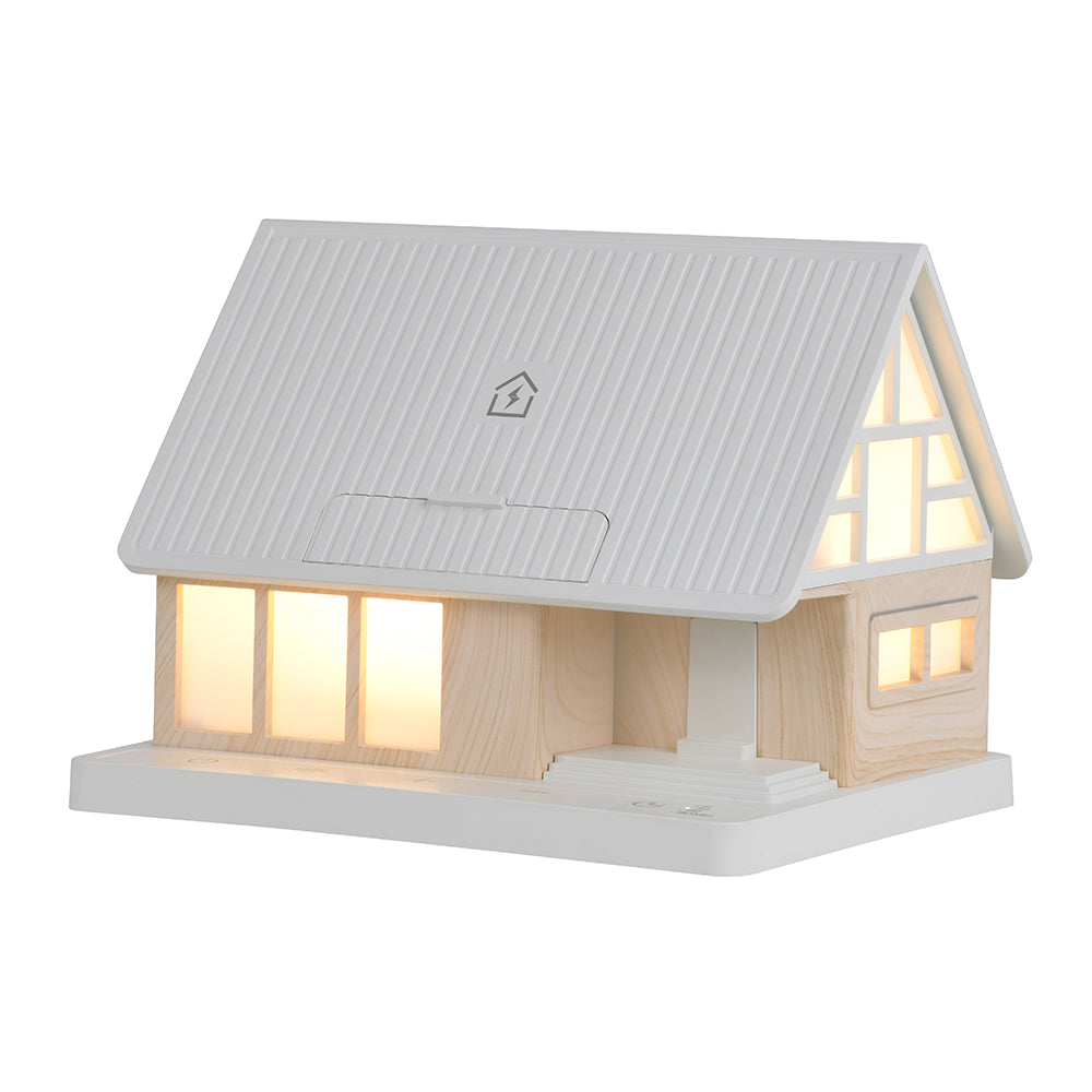 Eine weiße und holzfarbene Hauslampe mit beleuchteten Fenstern.