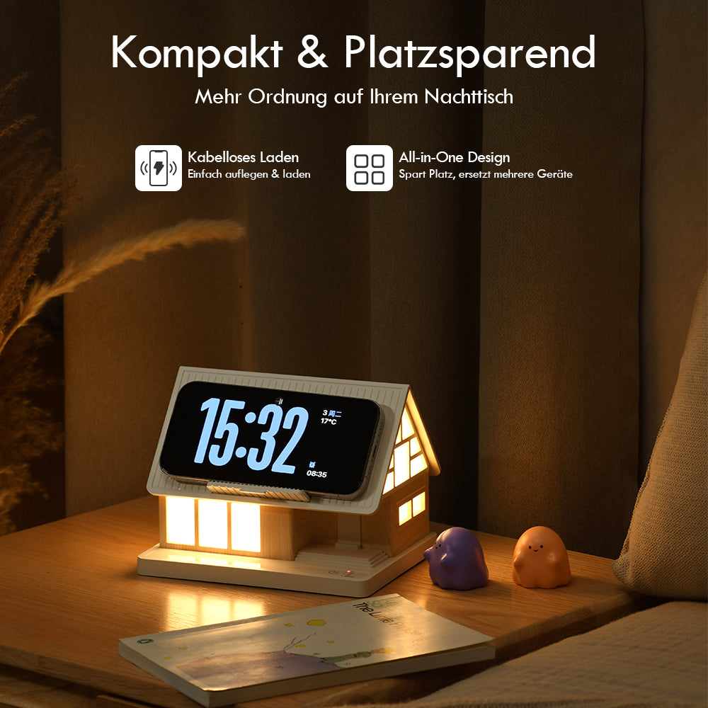 Hausförmige Nachttischlampe mit Uhr und drahtlosem Ladegerät auf Holztisch.