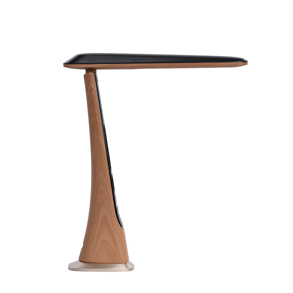 Moderne Schreibtischlampe aus Holz mit einem schwarzen, flachen Kopf und einem silbernen Sockel vor weißem Hintergrund.