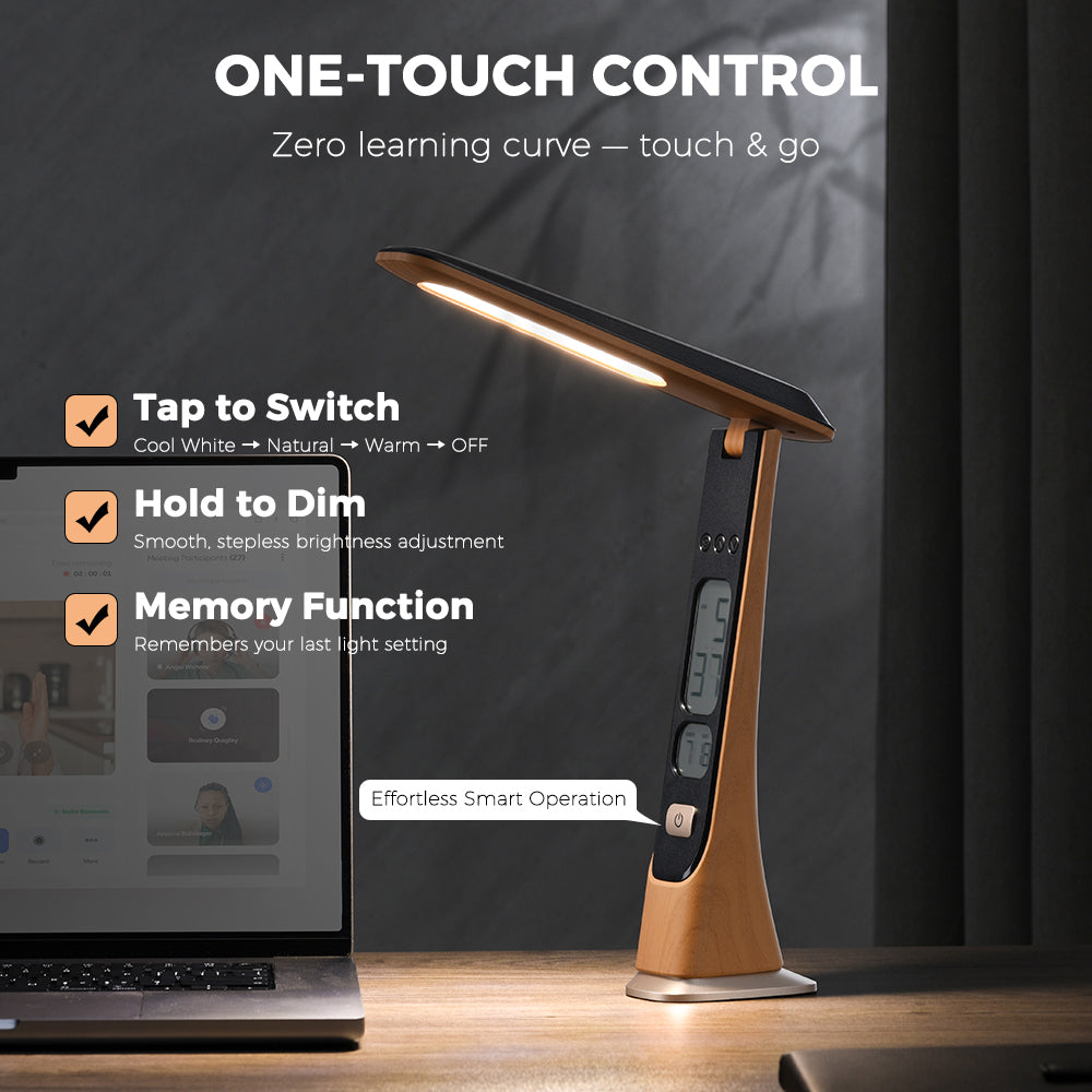 Holzfarbene LED-Schreibtischlampe mit integriertem Display auf einem Holztisch neben einem Laptop.