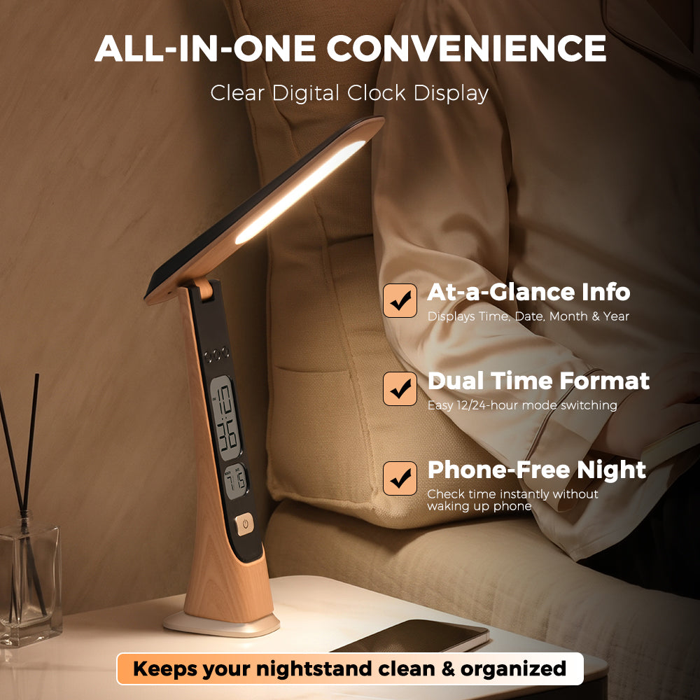 Holzfarbene Schreibtischlampe mit Digitaluhr auf dem Nachttisch neben einem Bett.