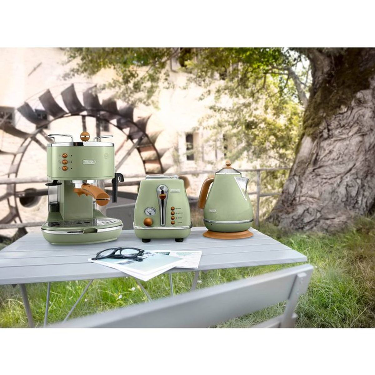 Machine à expresso, grille-pain et bouilloire vert olive sur une table.