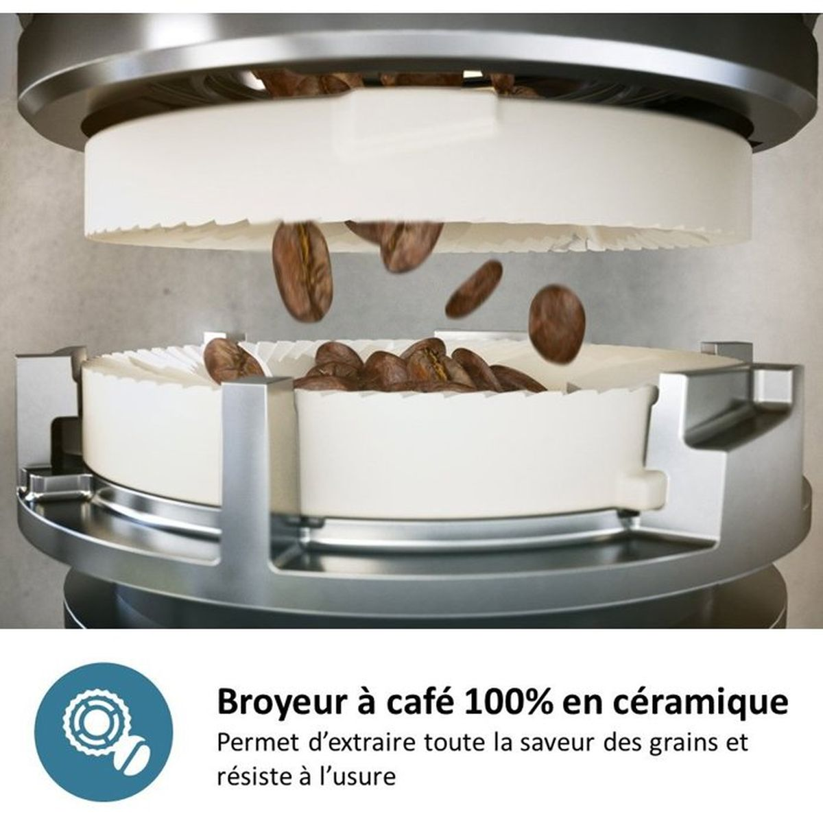 Gros plan d'un moulin à café en céramique blanche broyant des grains de café.