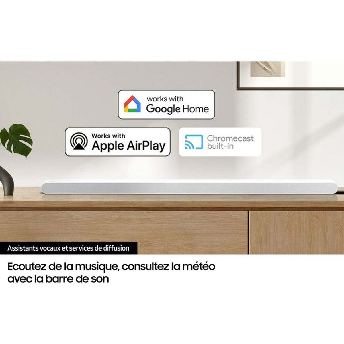 Soundbar bianca su mobile in legno con loghi Google Home, Apple AirPlay e Chromecast.