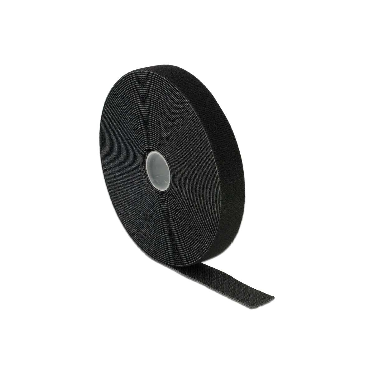 Eine Rolle schwarzes Klettband auf weißem Hintergrund.