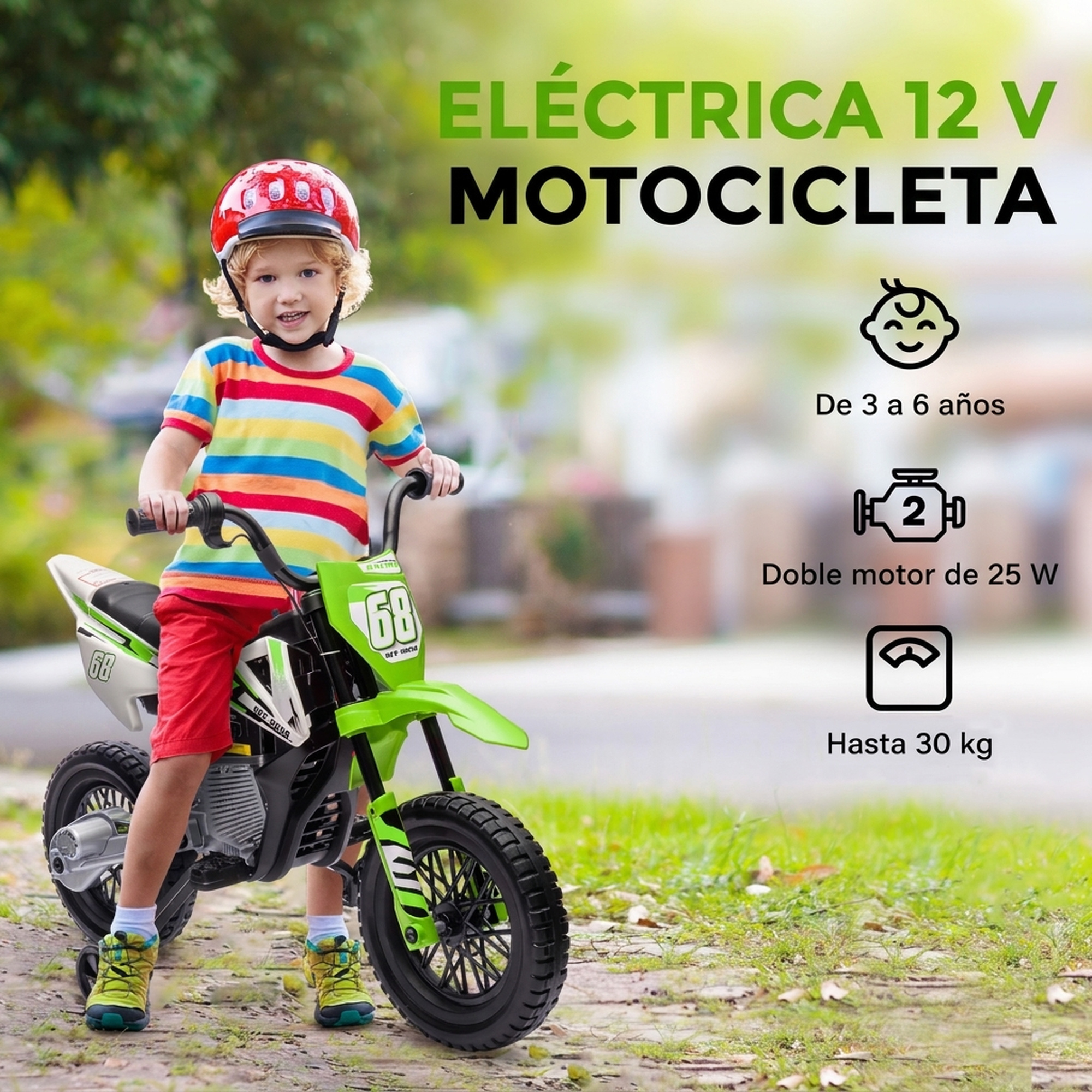 Niño con casco sentado en una motocicleta eléctrica de juguete al aire libre.