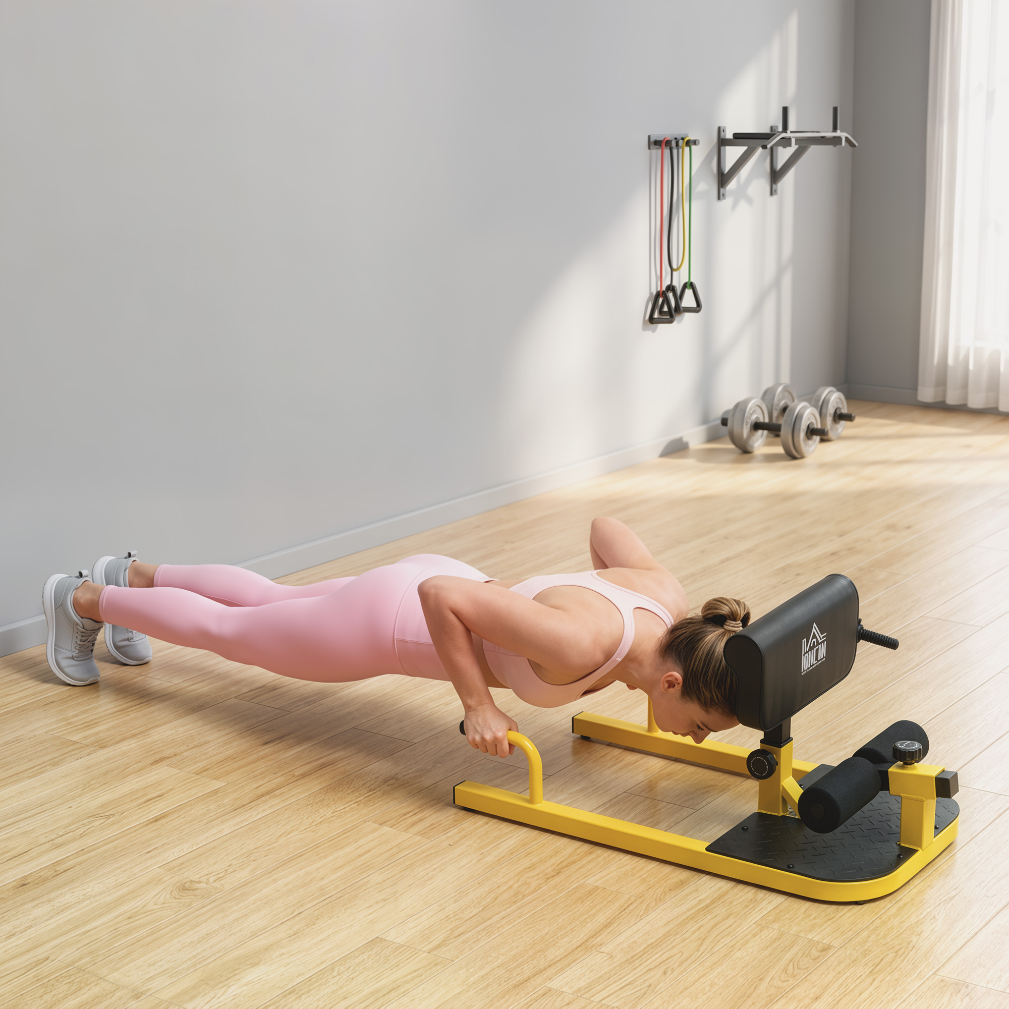 Una mujer con ropa deportiva rosa hace flexiones en una barra amarilla en una habitación luminosa.
