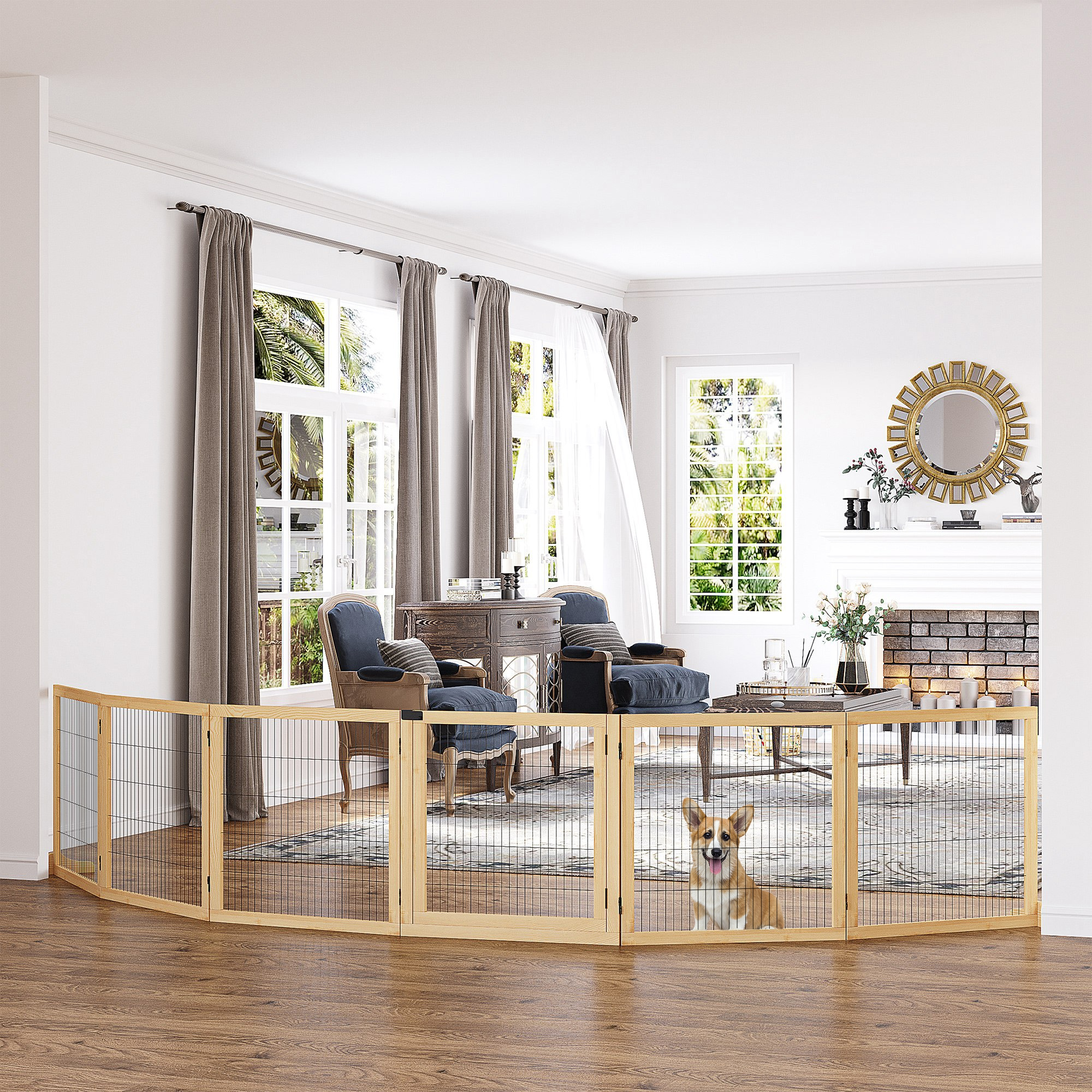 Un corgi feliz se sienta detrás de una puerta de madera en una sala luminosa.