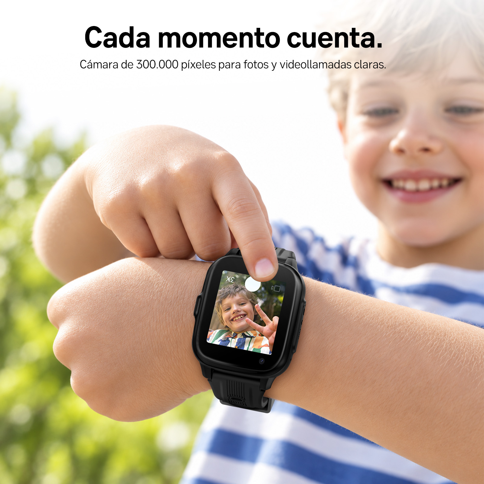 Un niño señala sonriente la cámara de su smartwatch, que muestra su foto en la pantalla.