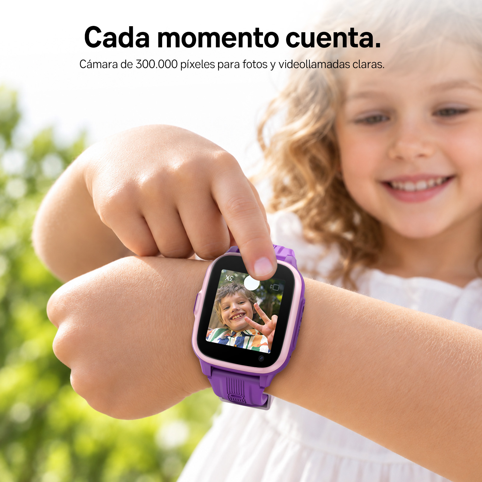 Una niña sonriente toca la pantalla de un reloj inteligente morado.