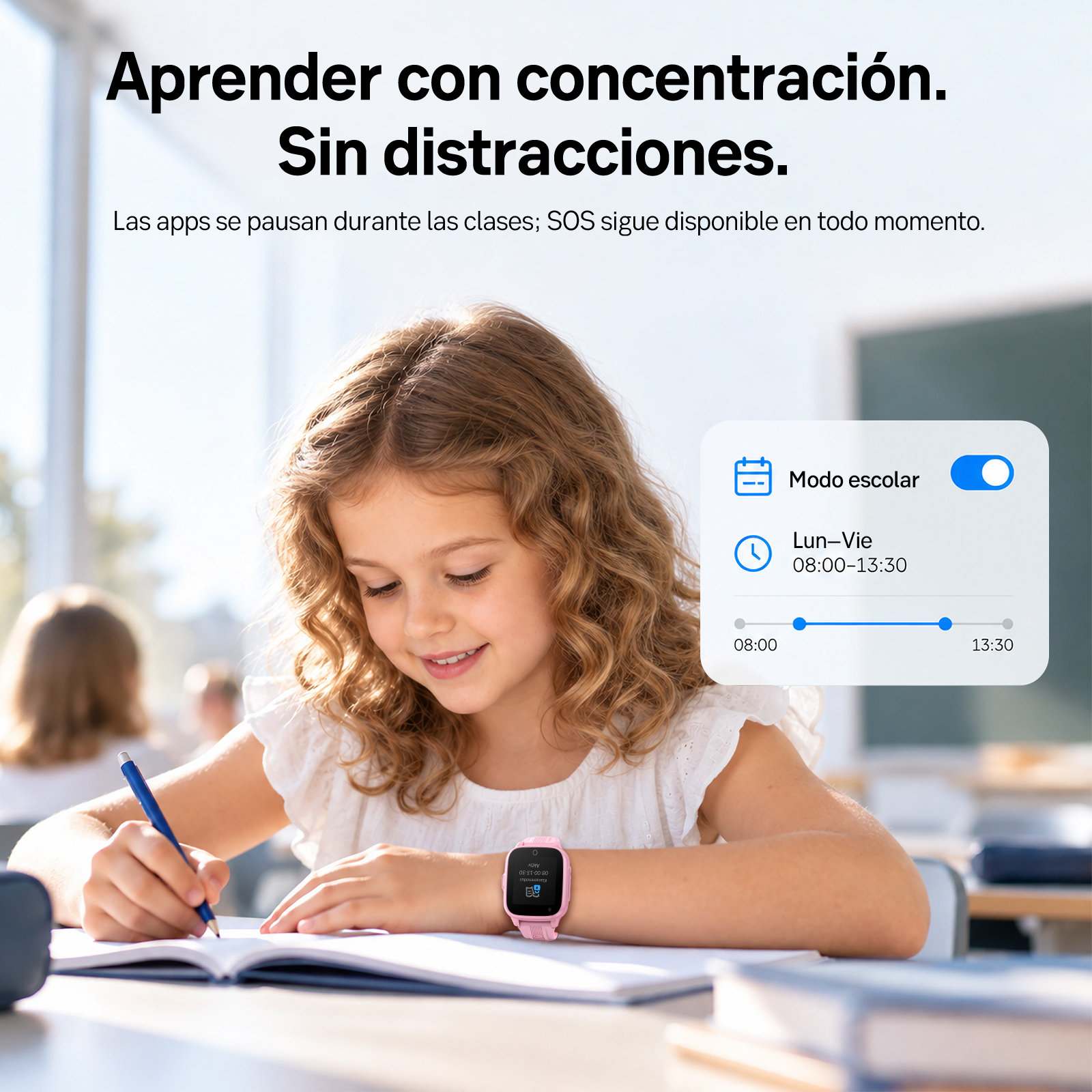 Una niña en un pupitre escribe en un cuaderno con un reloj inteligente rosa con interfaz de modo escolar.