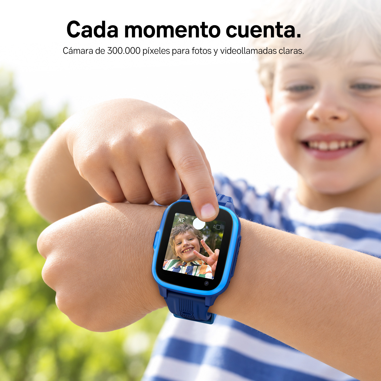 Un niño con una camisa de rayas azules y blancas toca la pantalla de su reloj inteligente azul.