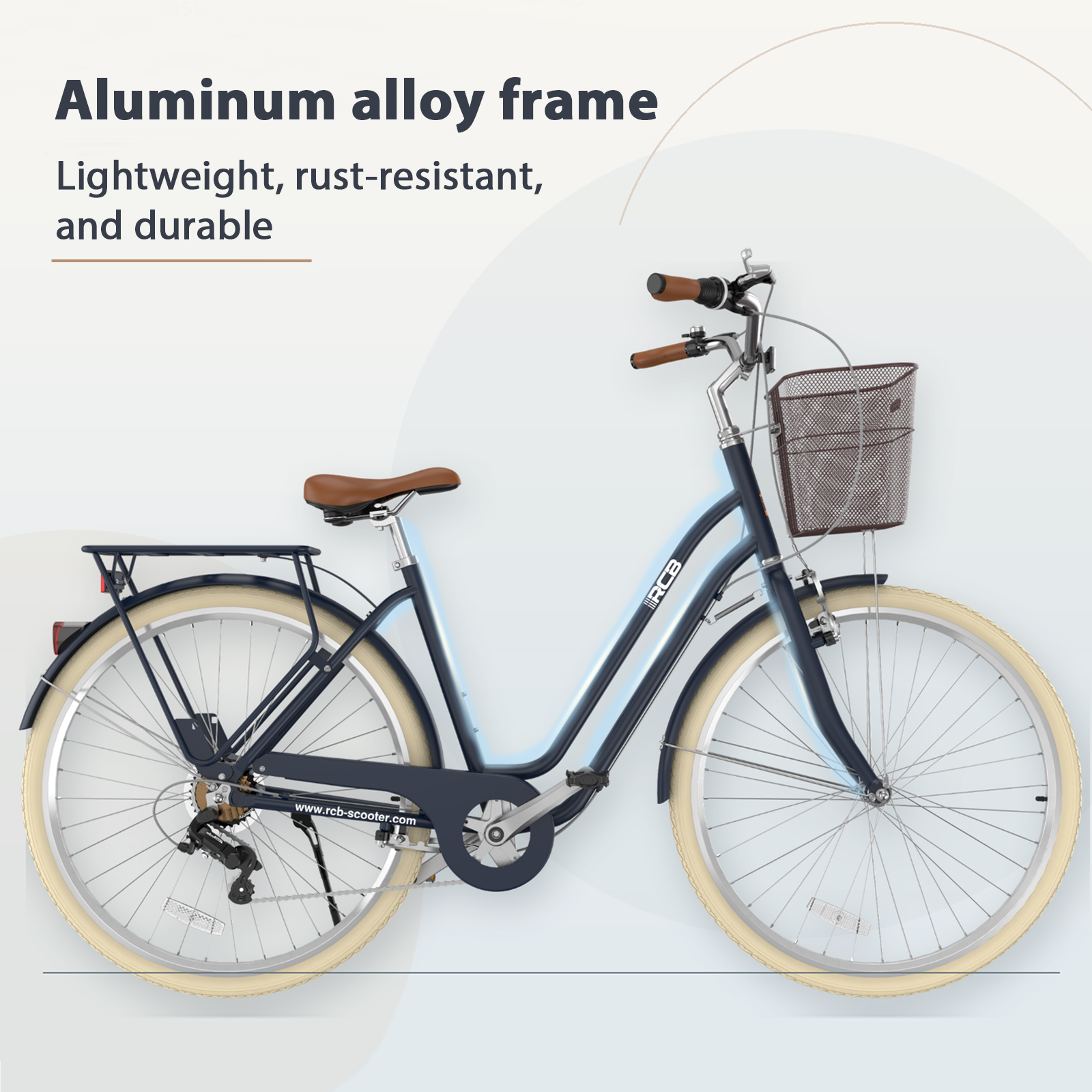 Dunkelblaues Damenfahrrad mit braunem Sattel, Frontkorb und hellem Text über den Aluminiumrahmen.