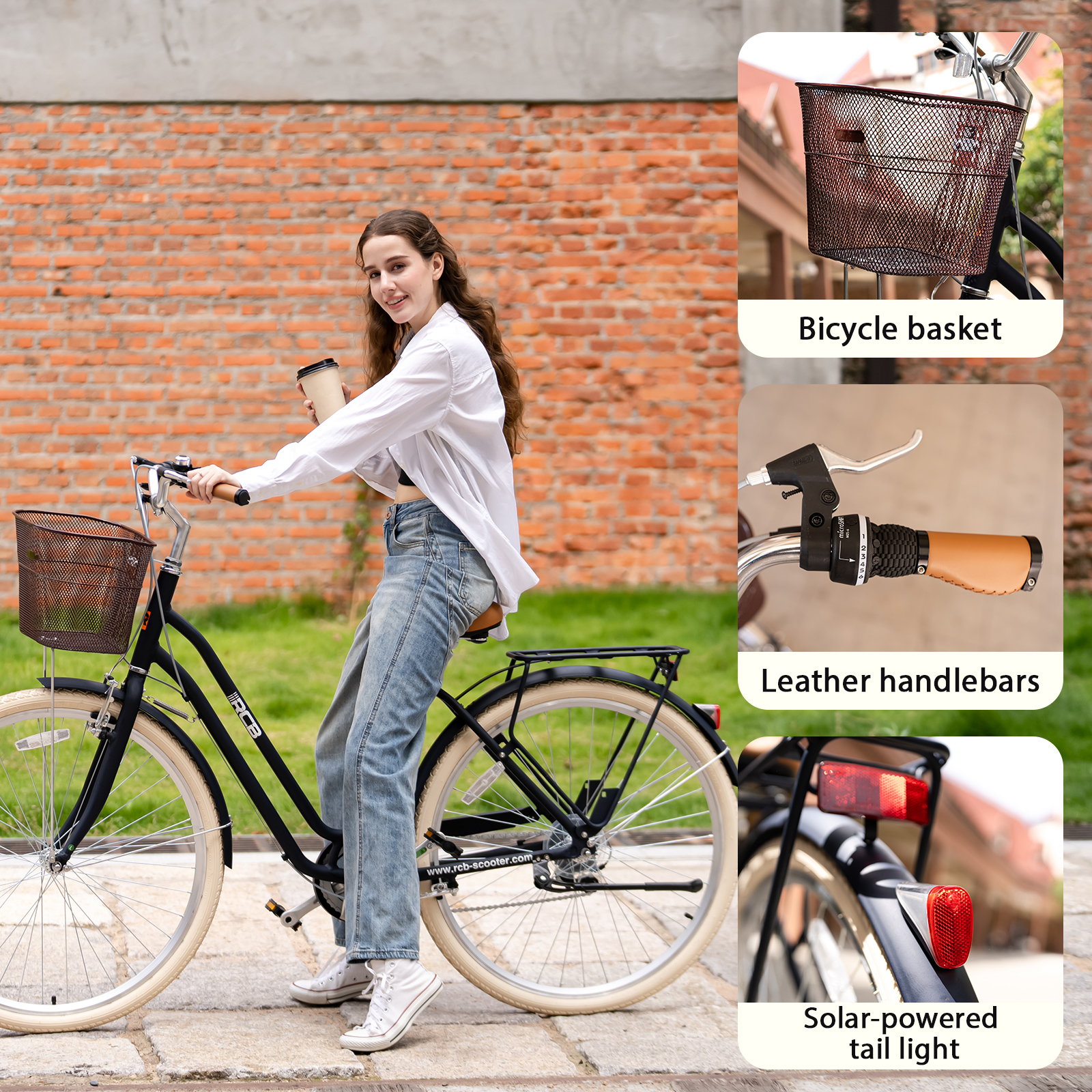 Eine Frau hält einen Kaffee und ein Fahrrad mit Korb und Ledergriffen vor einer Ziegelwand.
